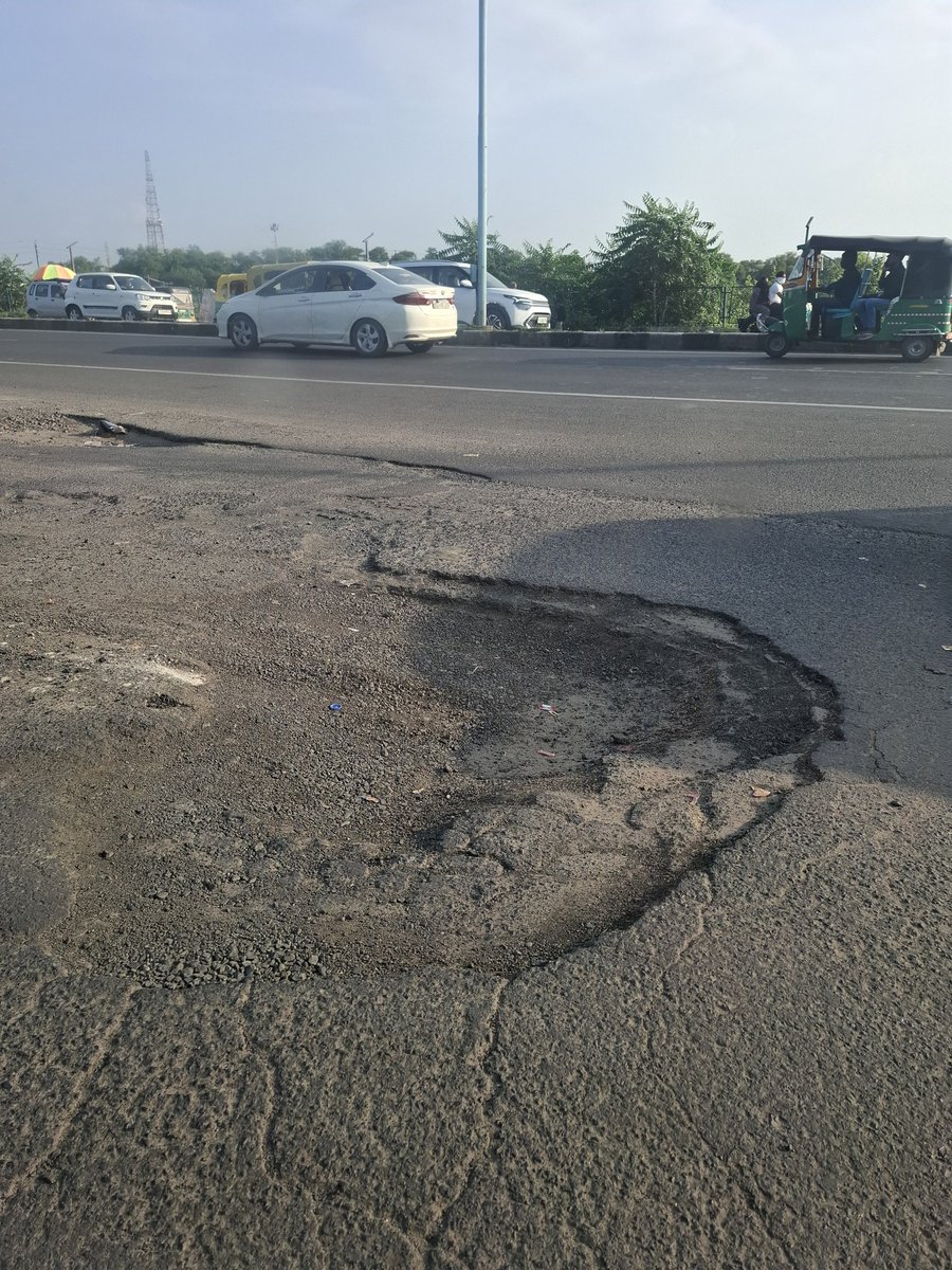 iamjaybhavsar's tweet photo. મારી અરજ છે કે એક વાર ahmedabad to unjah જતા આવો રોડ ની જે હાલત છે અને જોવો. એકપણ ફ્લાય ઓવર ખાડા વગર નથી @sanghaviharsh @CMOGuj @Bhupendrapbjp https://t.co/mfyDodSvtj