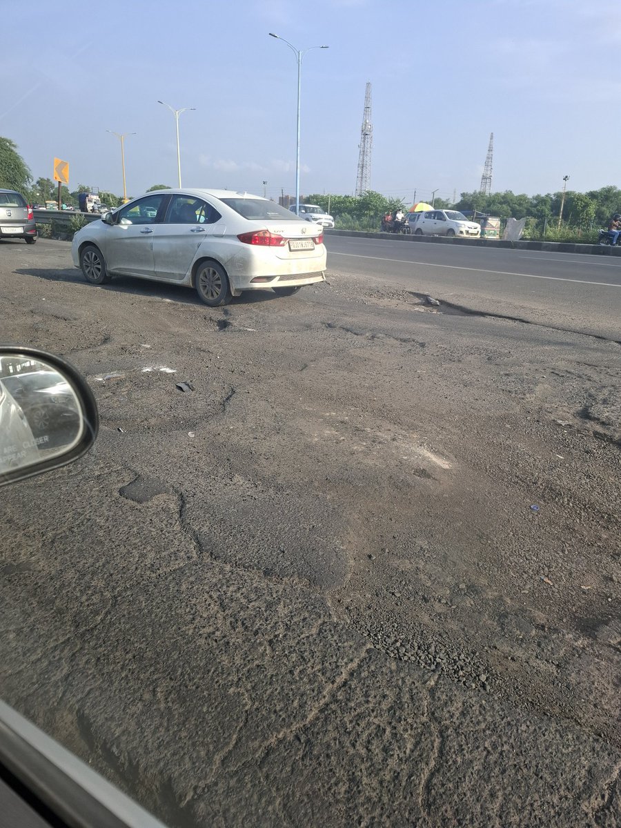 iamjaybhavsar's tweet photo. મારી અરજ છે કે એક વાર ahmedabad to unjah જતા આવો રોડ ની જે હાલત છે અને જોવો. એકપણ ફ્લાય ઓવર ખાડા વગર નથી @sanghaviharsh @CMOGuj @Bhupendrapbjp https://t.co/mfyDodSvtj