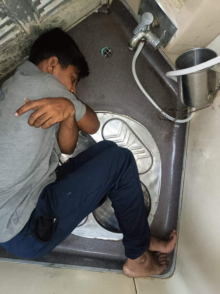 DharmbeerLamba's tweet image. अपने लोगों को शौचालय में सुलाकर खुद के लोगों को सचिवालय में आईएएस की नौकरी दे रही है मोदी सरकार।
ऐसे काम नहीं चलेगा।
#ModiDisasterForIndia #ModiLies