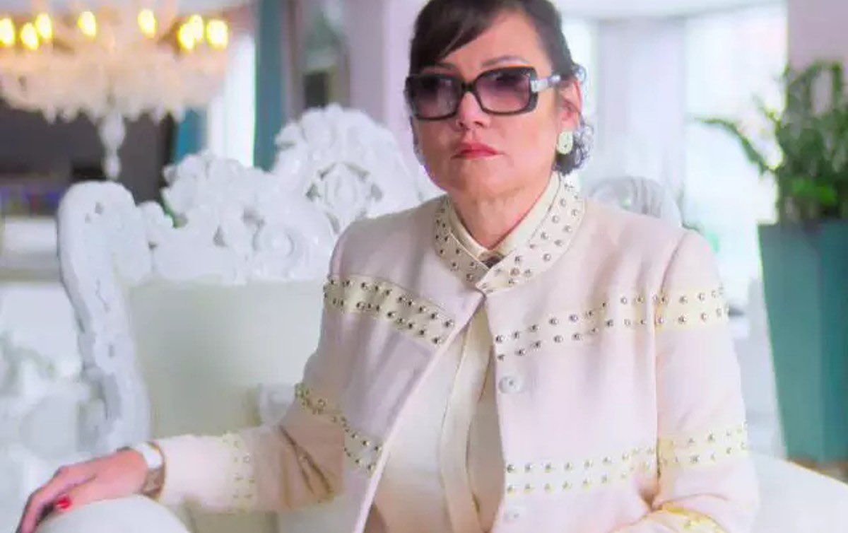 renatajbarreto's tweet photo. Cês assistiram o documentário sobre a Nelma Kodama — doleira que foi presa no âmbito da Lava Jato e teve relacionamentos amorosos com outros dois doleiros famosos (Alberto Yousseff e Raul Srour)?

Porra, vai se fuder. É um tapa na cara dos brasileiros. Primeiro porque todos os envolvidos estão soltos (inclusive o atual Presidente da República 🤡), condenações e provas foram anuladas, além de multas canceladas.

Segundo, porque ela continua vivendo uma vida de luxo bancada por dinheiro sujo — ela mesma fala da sua paixão por sapatos e joias e fez a entrevista de um apartamento caro e mobiliado com móveis europeus. Aliás, ela tem um instagram bem ativo onde mostra seus artigos de luxo e fala sobre elegância. 🤡

Terceiro, porque os próprios envolvidos no esquema contam a história na MAIOR NATURALIDADE. É como se fosse só mais um trabalho normal, algo corriqueiro.

Esse documentário é uma lembrança aos brasileiros de que somos todos trouxas. Completos idiotas. 

Tudo isso eu já sabia, mas ver o documentário deixa um pouco mais gráfico.