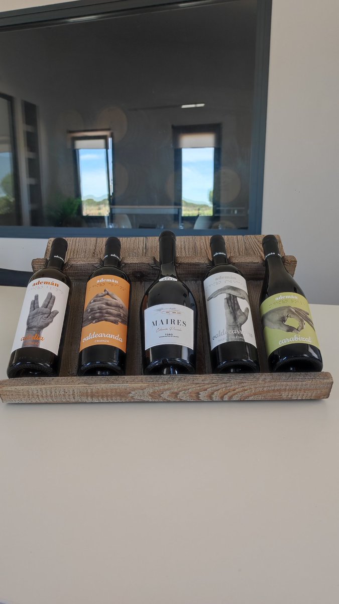 Pablochap's tweet photo. Como auténticos guardianes de un tesoro, nuestros vinos Ademán custodian al gran Maires Colección Privada. 
Cual incunable en una biblioteca, este vino sabe rodearse🍷
#MairesColecciónPrivada #AdemánGuardians #TesoroVinícola #TradiciónYExcelencia #PasiónPorElVino #ademan https://t.co/CSQTxdo2yI
