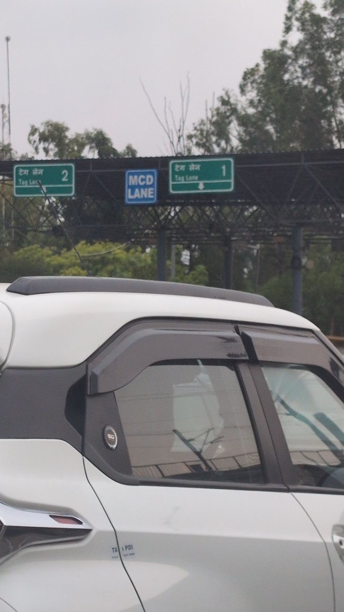 prashantpastore's tweet photo. When malls can take parking fee, highway tolls can take toll fee, why @MCD still has its own system, causing daily traffic chaos. 40 min for 4 km, Kalindi Kunj. https://t.co/W3MMipCkh9