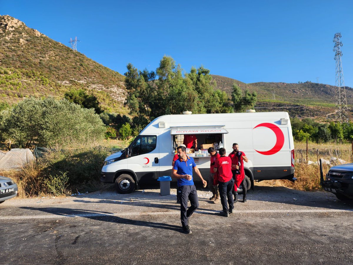 IFRC_Europe's tweet photo. Disaster response staff and volunteers from @Kizilay continue to fight against the ongoing forest fires in parts of #Türkiye.

In addition to distributing food and water to people affected, teams are working hard to help with basic health care and evacuation. | @RedCrescent https://t.co/QcklN3iiIy