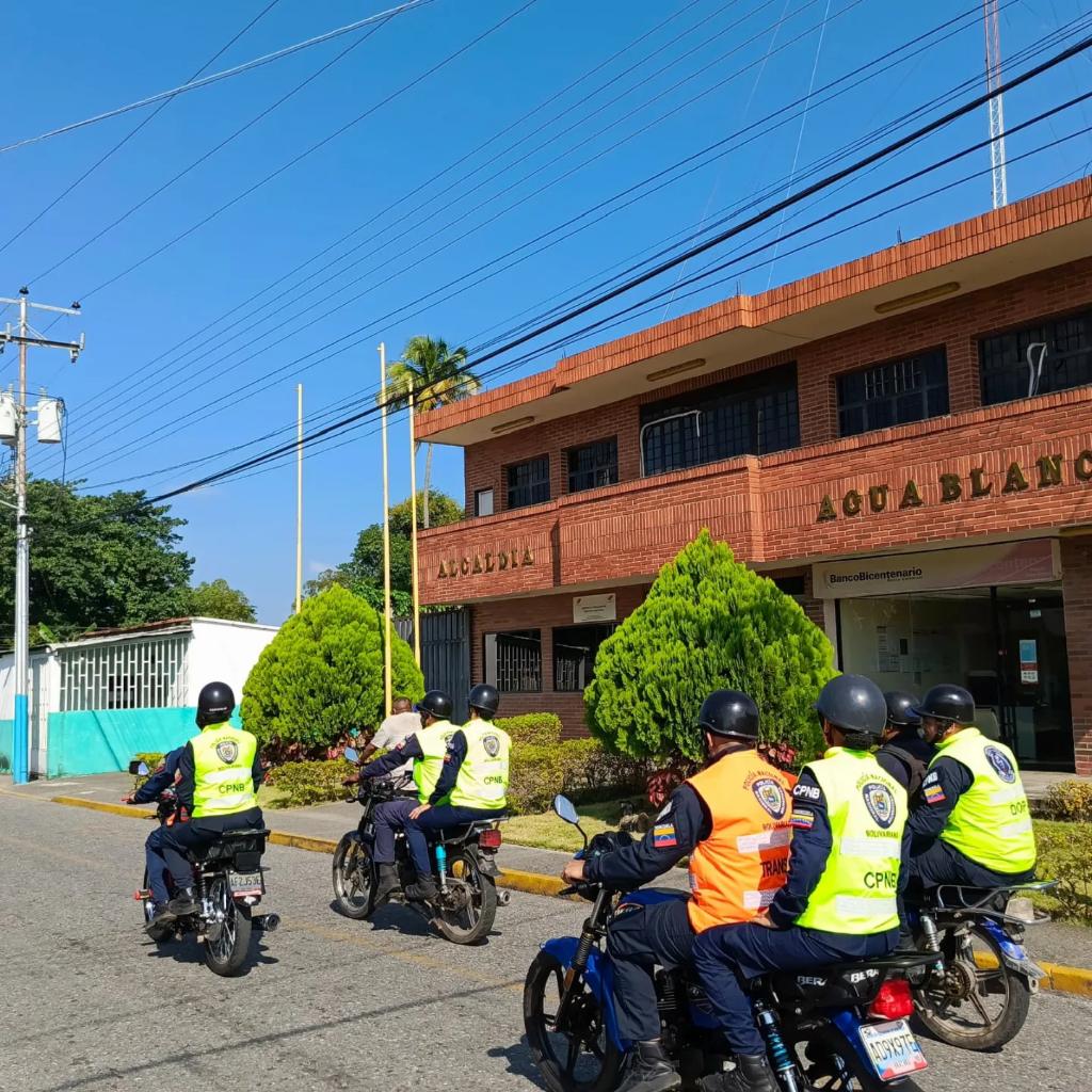 RedipLosLlanos's tweet photo. Funcionarios de la Redip Los Llanos del estado Portuguesa de la @pnbvzla, se encuentran realizando patrullaje preventivo en el municipio Agua Blanca, con el fin de garantizar la tranquilidad y la seguridad del pueblo. https://t.co/90aSzRDgYS