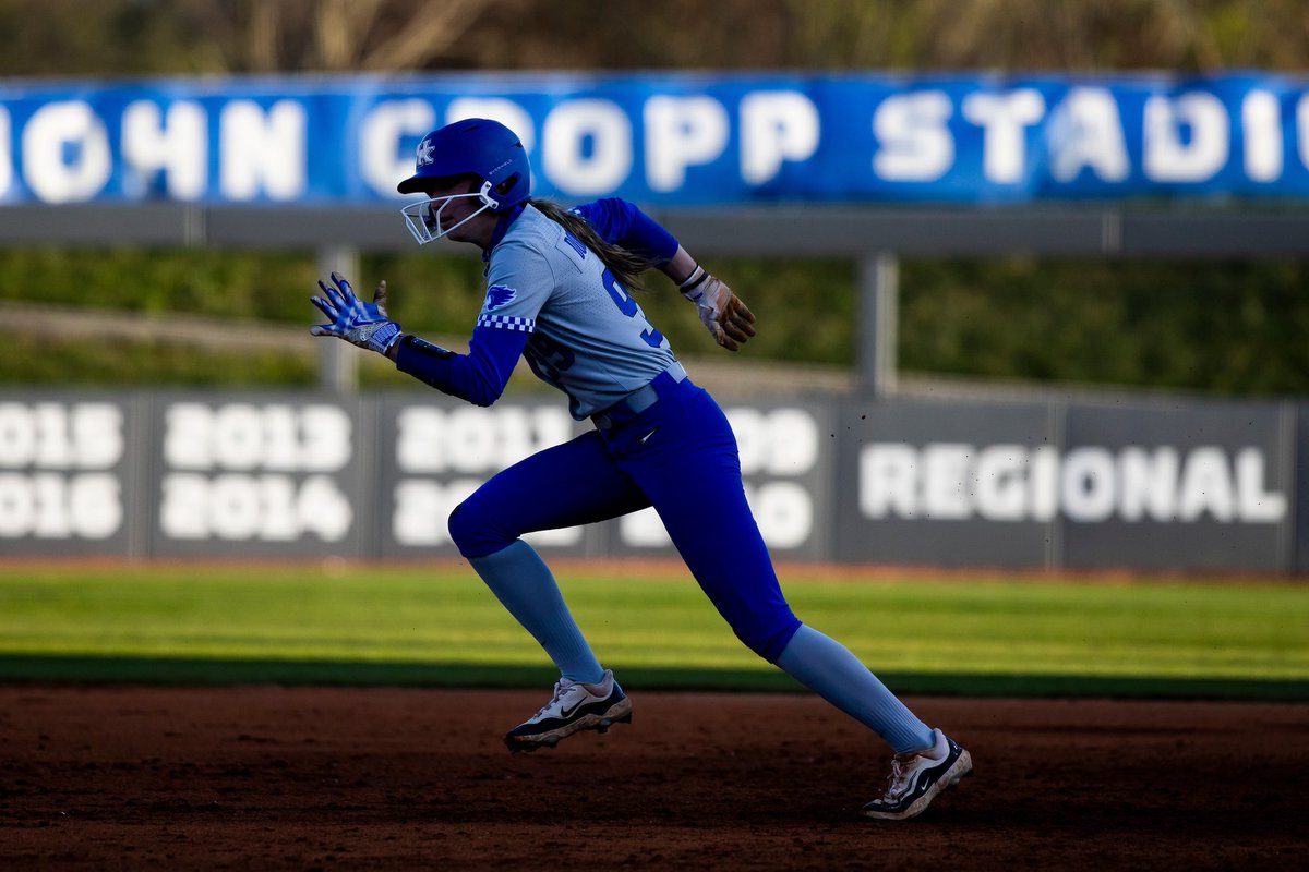 UKsoftball's tweet image. Opening Day Countdown: 173 days 😻

#9️⃣9️⃣
😺 @emoryruthd2023 
🏠 Louisville, Kentucky 
🧤 Outfielder 
🥎 Sophomore 

#WeAreUK x #BBN