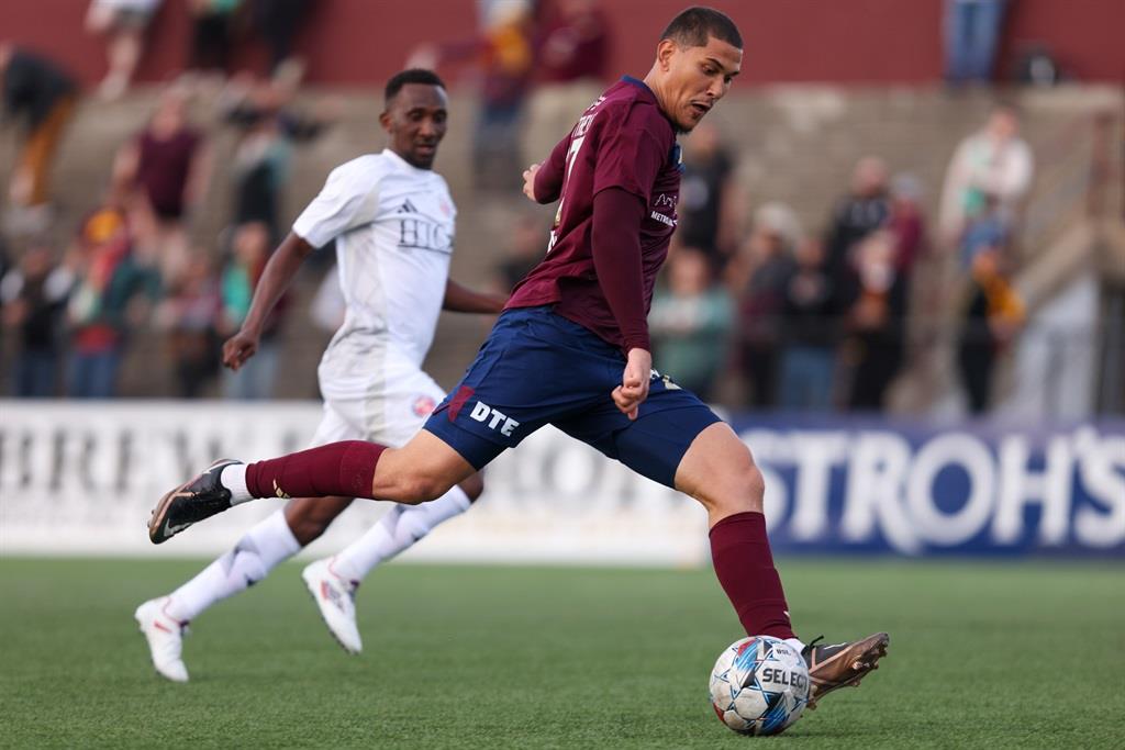 Broos urged to 'have a look' 👀

After unearthing Sphephelo Sithole from the Second Division in Portugal, Bafana Bafana head coach Hugo Broos has been urged to look into a South African striker plying his trade in America.

Full story ➡️ brnw.ch/21wLVPz