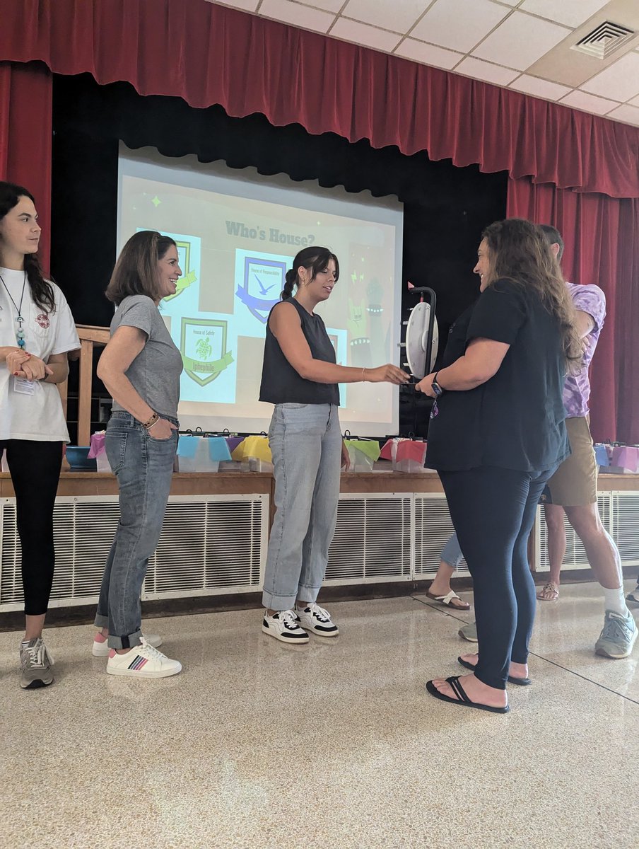 cozydream9's tweet photo. Welcome Back White Oaks!! Welcoming our new teachers and spinning the wheel to sort into houses! @dnwillia2 https://t.co/bXPKtk9Zfe
