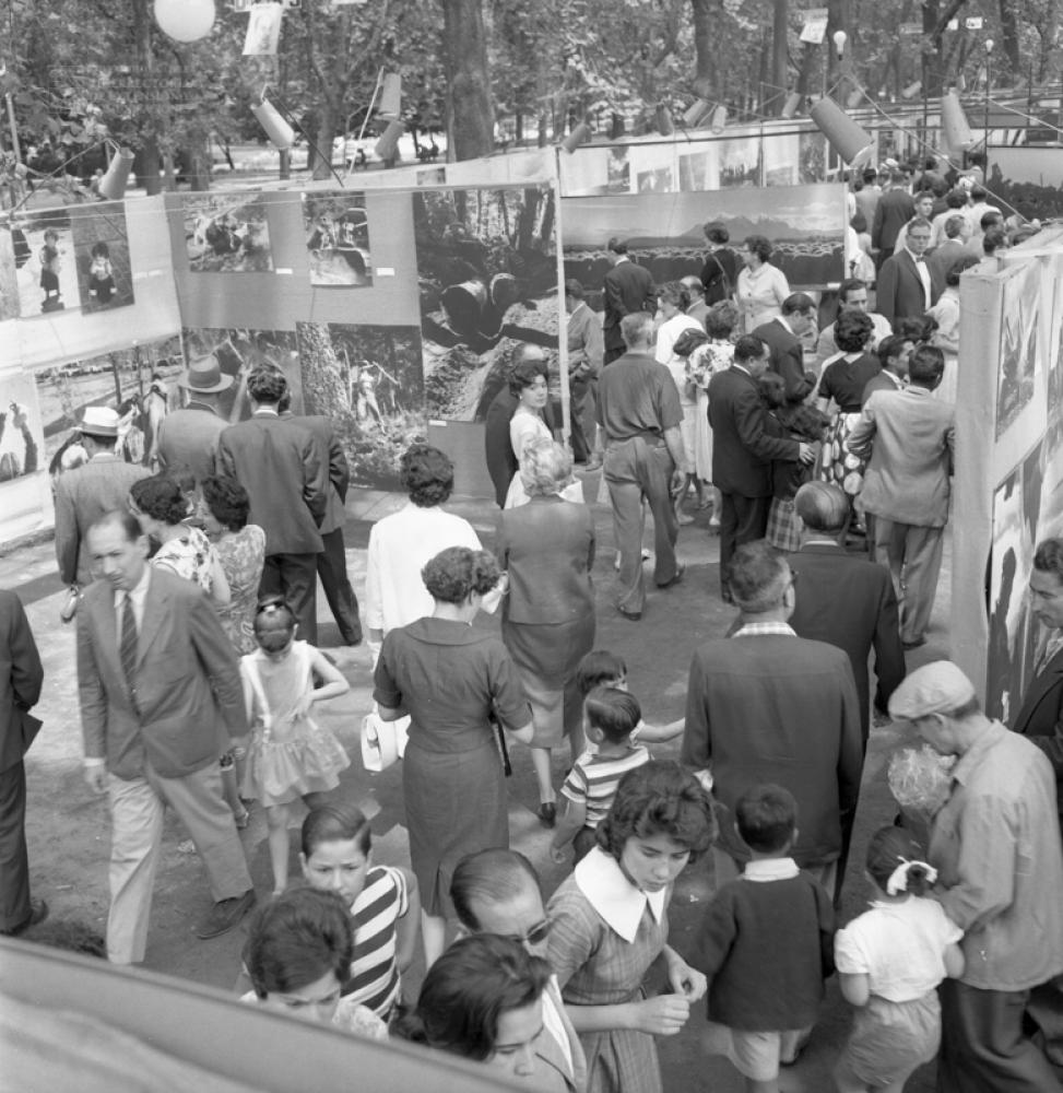 📷 #DíaMundialDelaFotografía Hoy se conmemora el día que el estado francés compró la patente del daguerrotipo, que es considerado el primer antecedente claro de la fotografía moderna.
Te invitamos a conocer nuestra Colección Archivo Fotográfico. ➡️ bit.ly/3WkMB7S