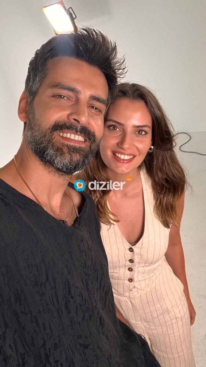 Röportajımıza çift olarak katılan #ErkanMeriç ve #YağmurÖztürk ile <a href="/Diziler_com/">Diziler.com</a> takipçilerine özel kare 💥 

Takipçilerimize küçük sürprizler yapmayı seviyoruz 🎈