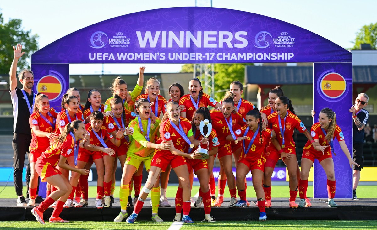 SEFutbolFem's tweet photo. 📸 ¿Celebramos el #DíaMundialDeLaFotografía? 

Motivos tenemos... 😝

#JugarLucharYGanar https://t.co/tVecsp5Un9