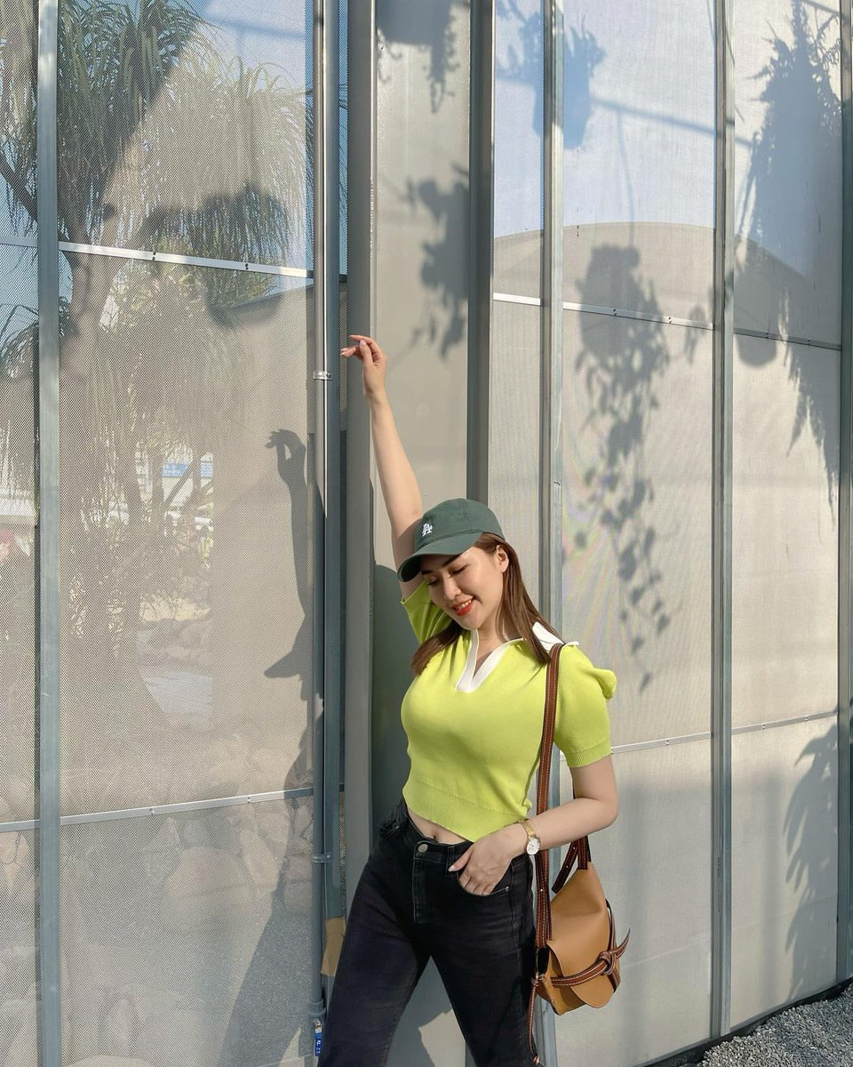 The bright sun and bustling street create a perfect backdrop for our shopping adventure. With my best friend by my side, I’m enjoying the day to the fullest.