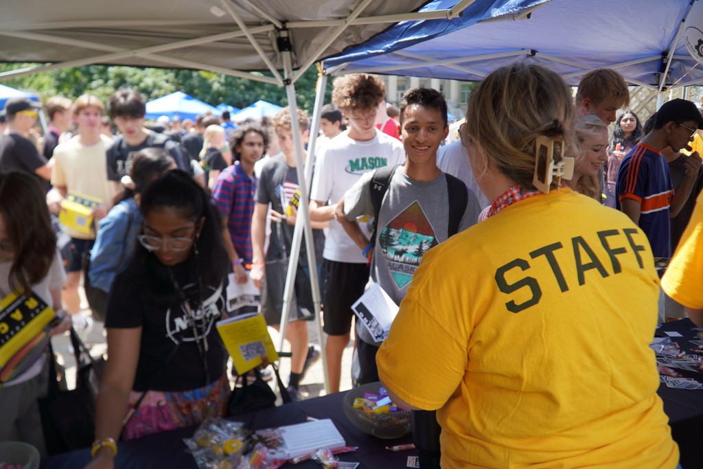PurdueFYE's tweet photo. The fall 2024 semester gets underway today at Purdue. This weekend, thousands of freshman showed up to the College of Engineering Boiler Gold Rush Welcome Picnic with enthusiasm and questions! A big shout out to First-Year Engineering academic advisors on hand to provide support. https://t.co/0Vz5UVieD4