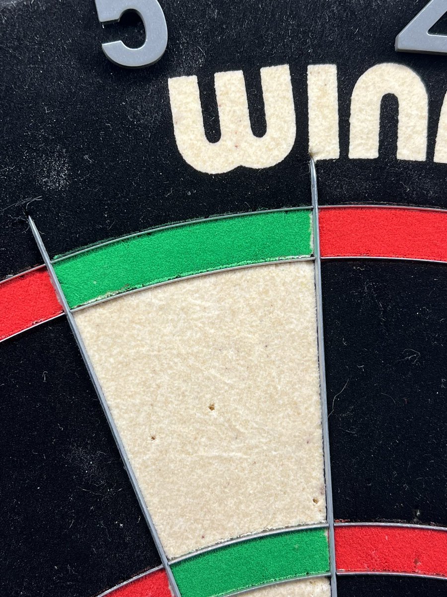 BonnoSSG's tweet photo. @Winmau is this quality to be expected from your most expensive board ? https://t.co/KLnU1FDhXN