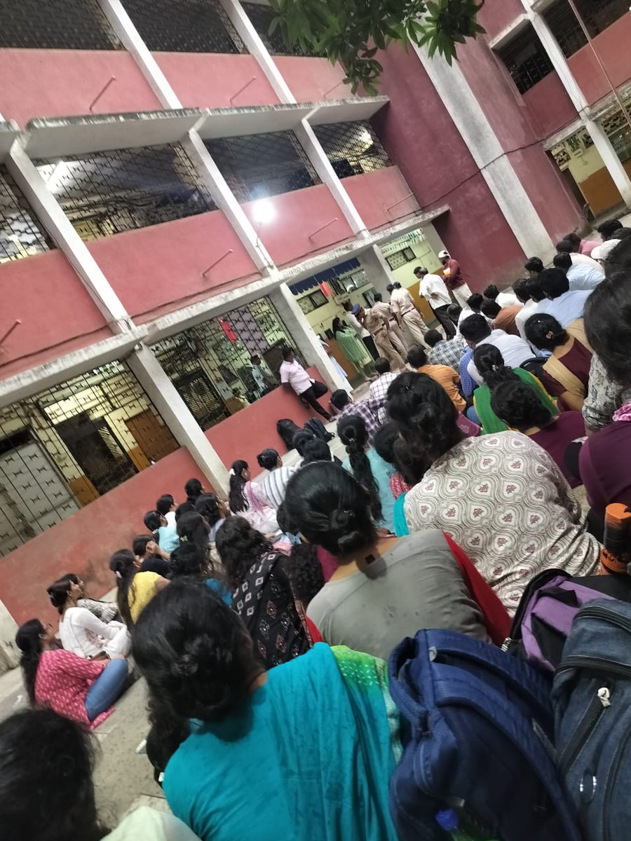 Shikshak737101's tweet photo. @CPMumbaiPolice Sir, over 200 female teachers have been detained by the BMC, preventing them from celebrating Rakshabandhan. They are protesting for their job appointments, which have been promised by the Government of Maharashtra. https://t.co/3Tr1rUUexB