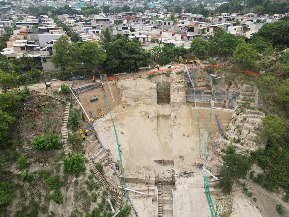 ObrasPublicasSV's tweet photo. Las obras que realizamos para eliminarlas una cárcava que ponía en riesgo la vida de los habitantes de la urbanización Jardines del Bulevar, en Soyapango, beneficiaremos a más de 1,500 familias. 

#PlanMitigaciónSV https://t.co/EP9pnMg2GR