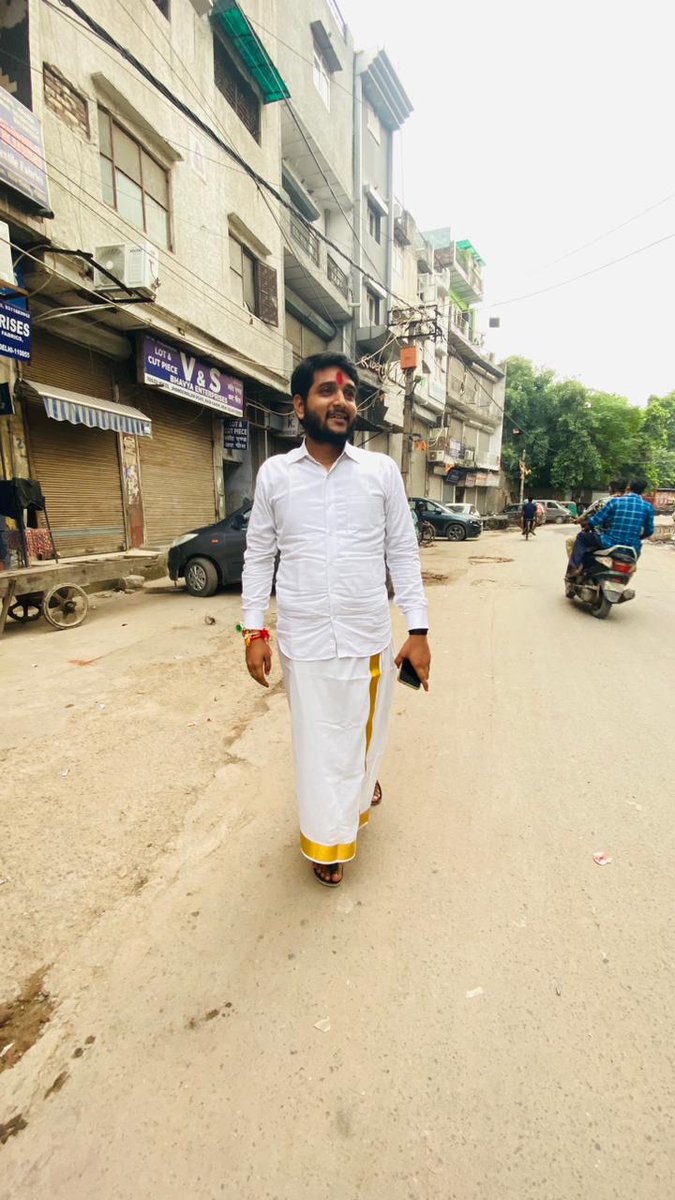 MadaanAkas90805's tweet photo. हम भी दरिया हैं हमें अपना हुनर मालूम है..
जिस तरफ़ भी चल पड़ेंगे रास्ता हो जायेगा!!

#RakshaBandhan #lungi #delhi 
#rakhi #madaan 👑 https://t.co/bM9ybnlwYG