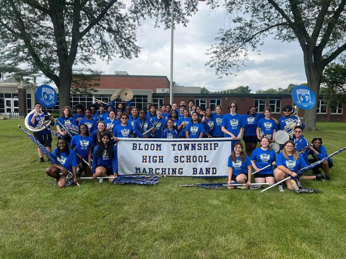 SD206FineArts's tweet photo. The Blazing Trojan Vanguard, D206’s competitive marching band,  spent their Sunday afternoon marching in the Steger “Back to School” parade. It was great to see the community out and in good spirits! @DrNavarre @PrincipalKeene @DrJLAnderson @Bloomtwpbands https://t.co/yZEi9498zC