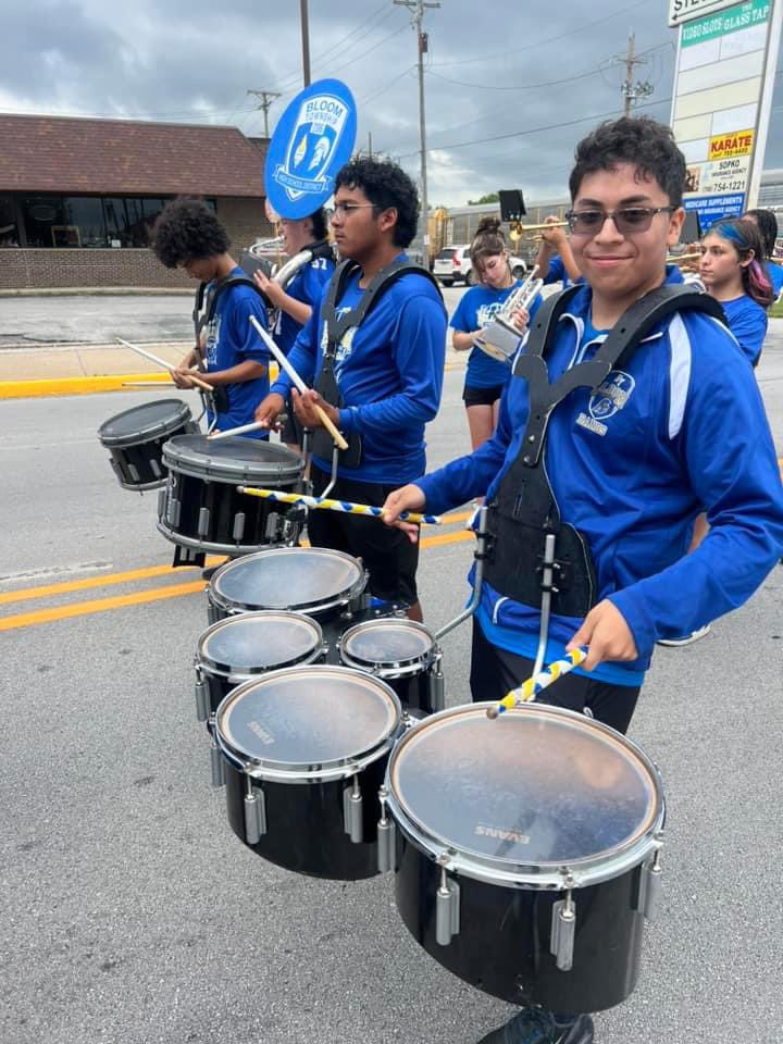 SD206FineArts's tweet photo. The Blazing Trojan Vanguard, D206’s competitive marching band,  spent their Sunday afternoon marching in the Steger “Back to School” parade. It was great to see the community out and in good spirits! @DrNavarre @PrincipalKeene @DrJLAnderson @Bloomtwpbands https://t.co/yZEi9498zC