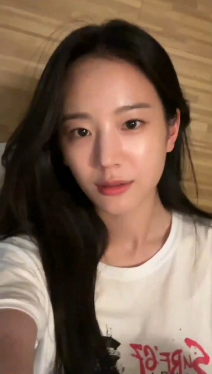 JGRfacts's tweet photo. Gyuri did a live earlier. 
Look at how naturally beautiful she is 🤍

#장규리 #JangGyuri https://t.co/yUSwBKheAI