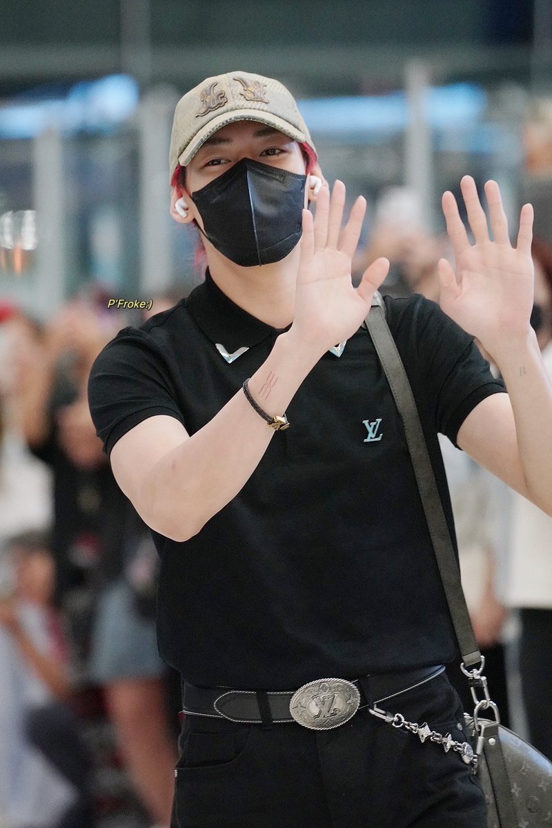 FWanit's tweet photo. Have a safe flight kub ❤️✈️#OurBamBamBackToKorea #BamBam 
#BAMESISSHOWCASEINBKKDay2 
#BamBam #뱀뱀 @BamBam1A https://t.co/6VHp8zoSDC
