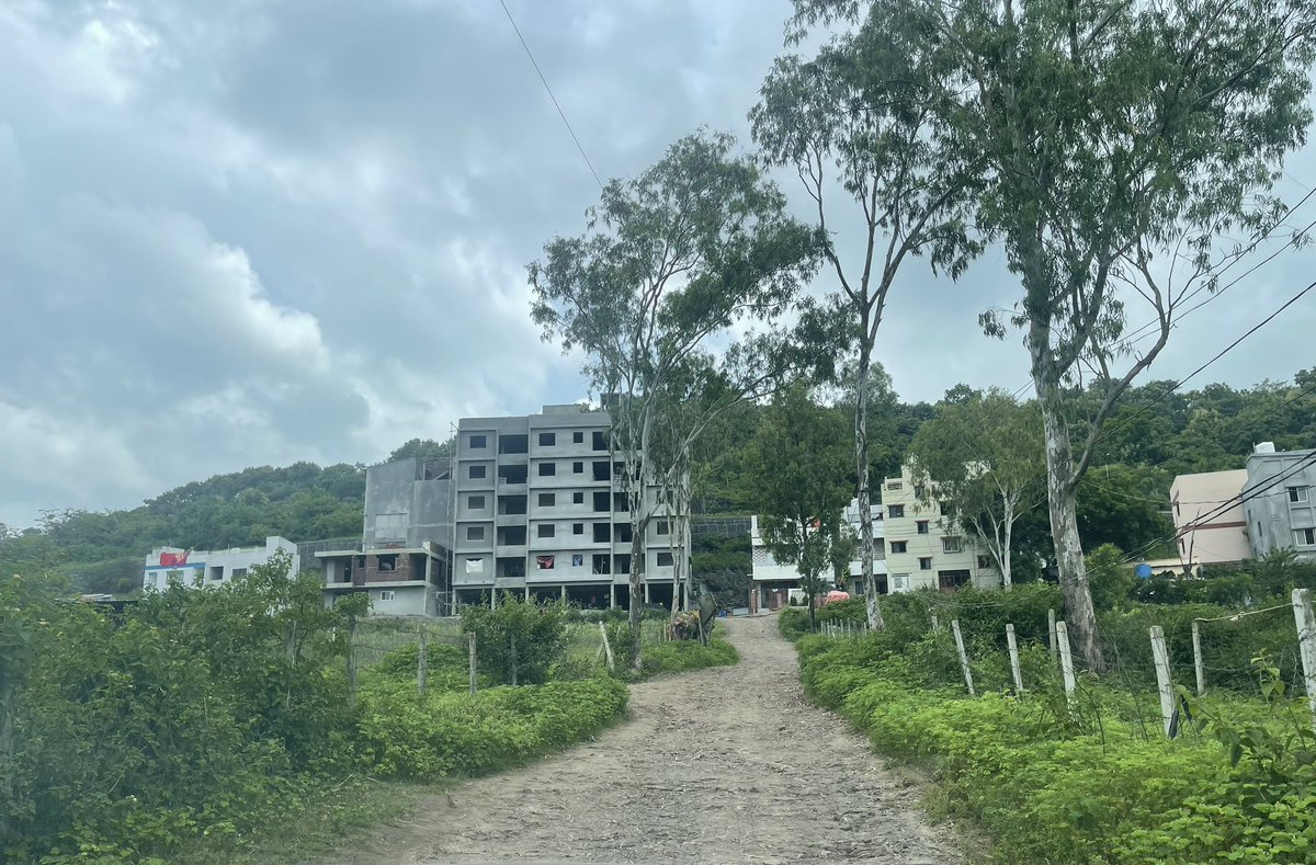 nazdrool99's tweet photo. Completely illegal construction being built at Ravinagar on sus road. This is a red zone and also under BDP. @ThePuneMirror @punekarnews @PMCPune https://t.co/CVB5V4lwlA