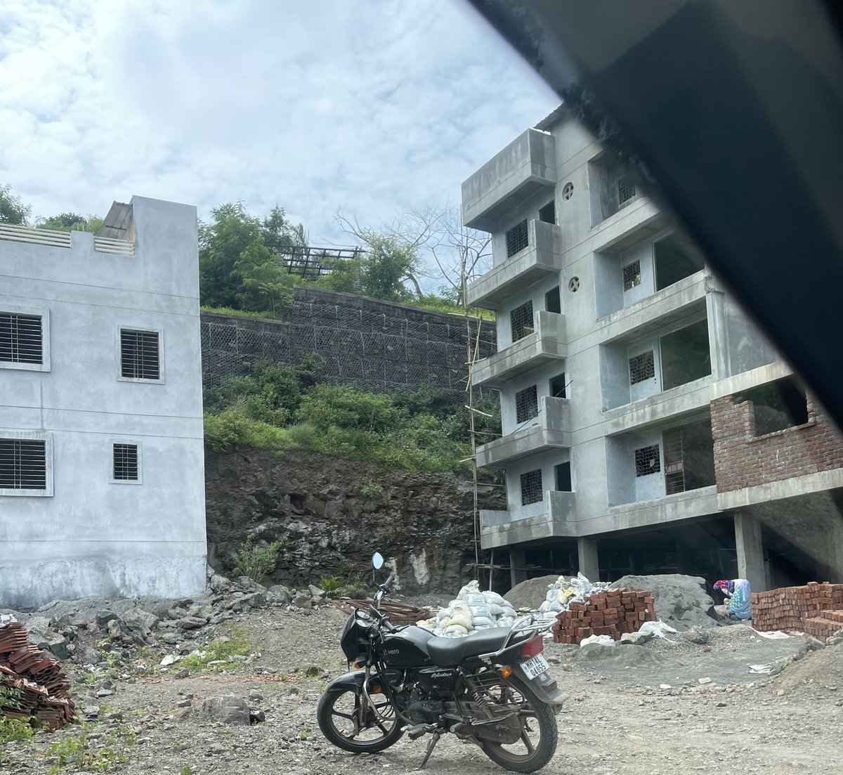 nazdrool99's tweet photo. Completely illegal construction being built at Ravinagar on sus road. This is a red zone and also under BDP. @ThePuneMirror @punekarnews @PMCPune https://t.co/CVB5V4lwlA