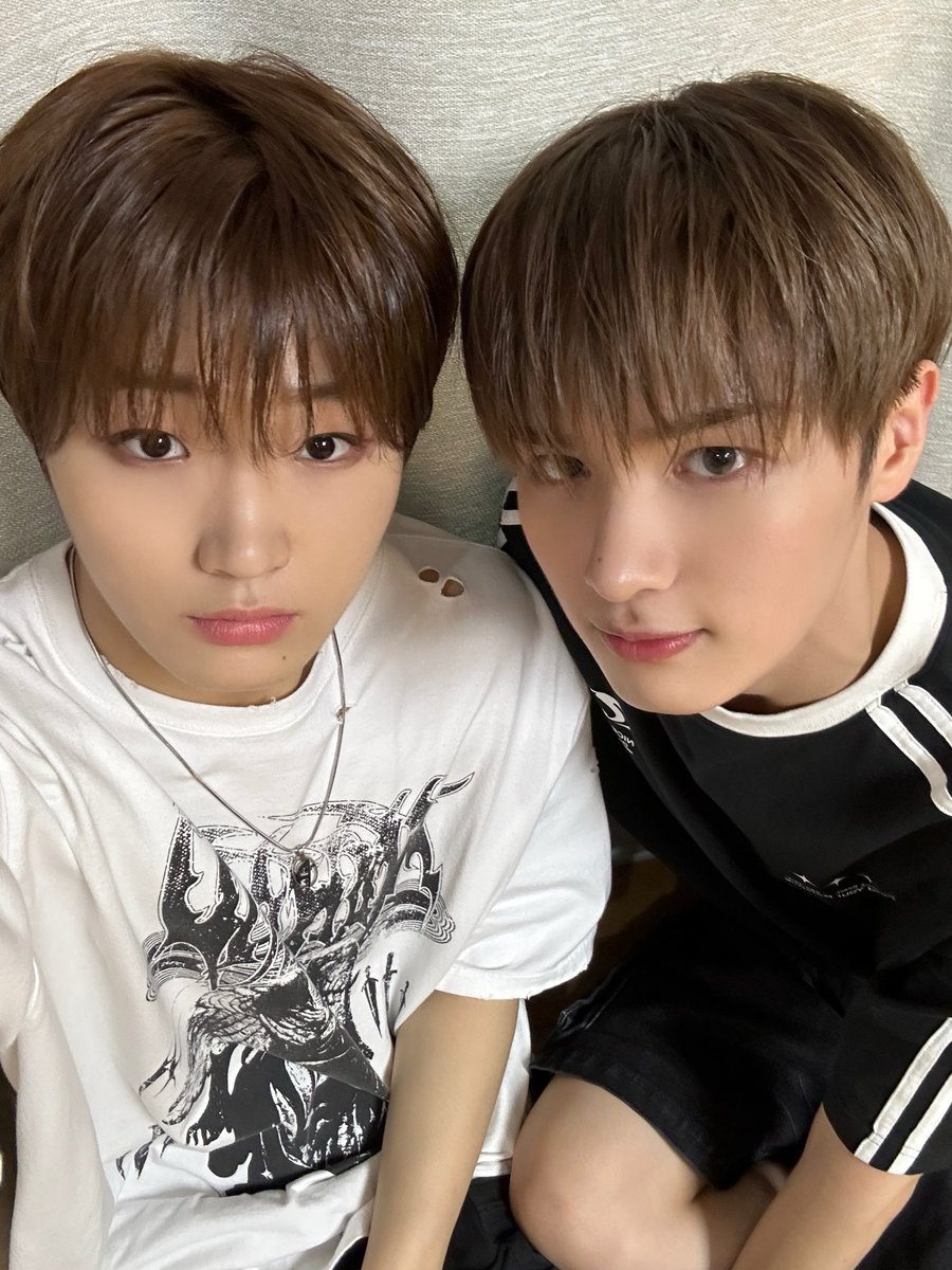 [#은섭]
그.. 자칭 아기 늑댄지 머시기
이 사람 좀 데려갈 사람..🥺

#루네이트 #LUN8
#막내즈