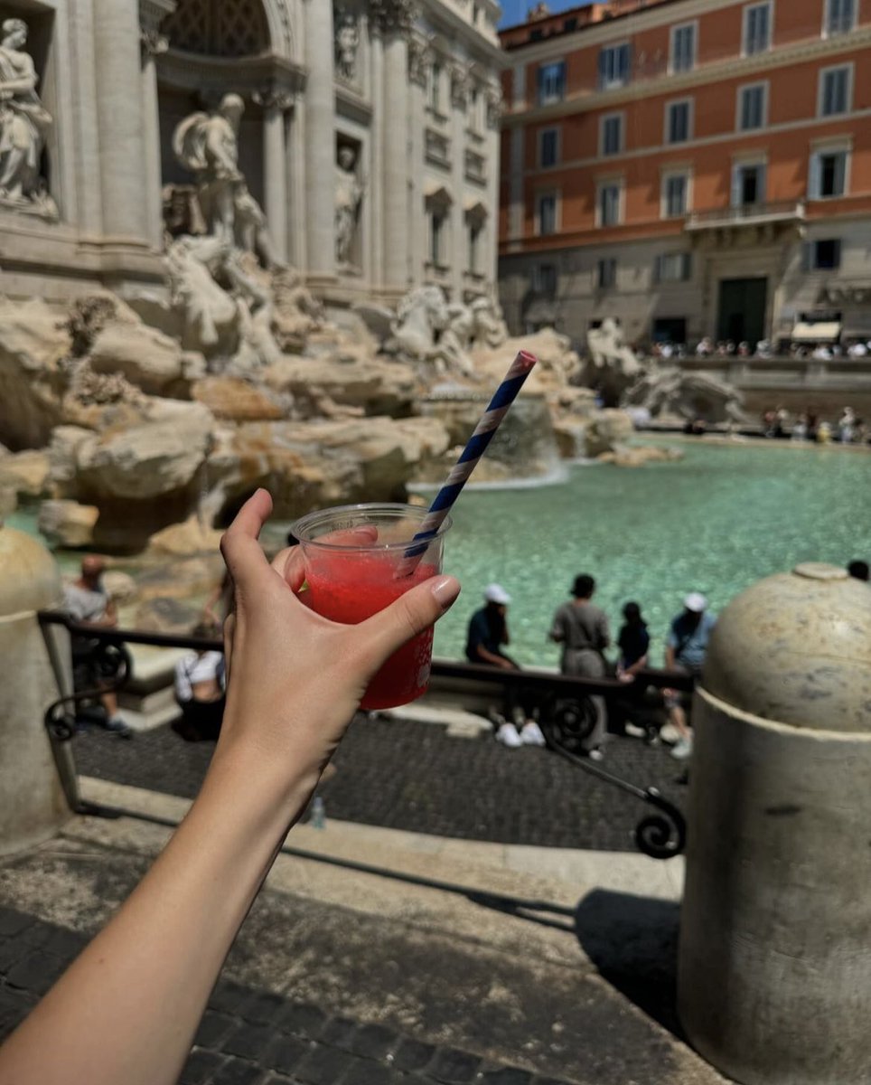 _RapMinute's tweet photo. Les vacances d’Angèle en Italie 🍓🇮🇹 https://t.co/0QJzz7EPBG