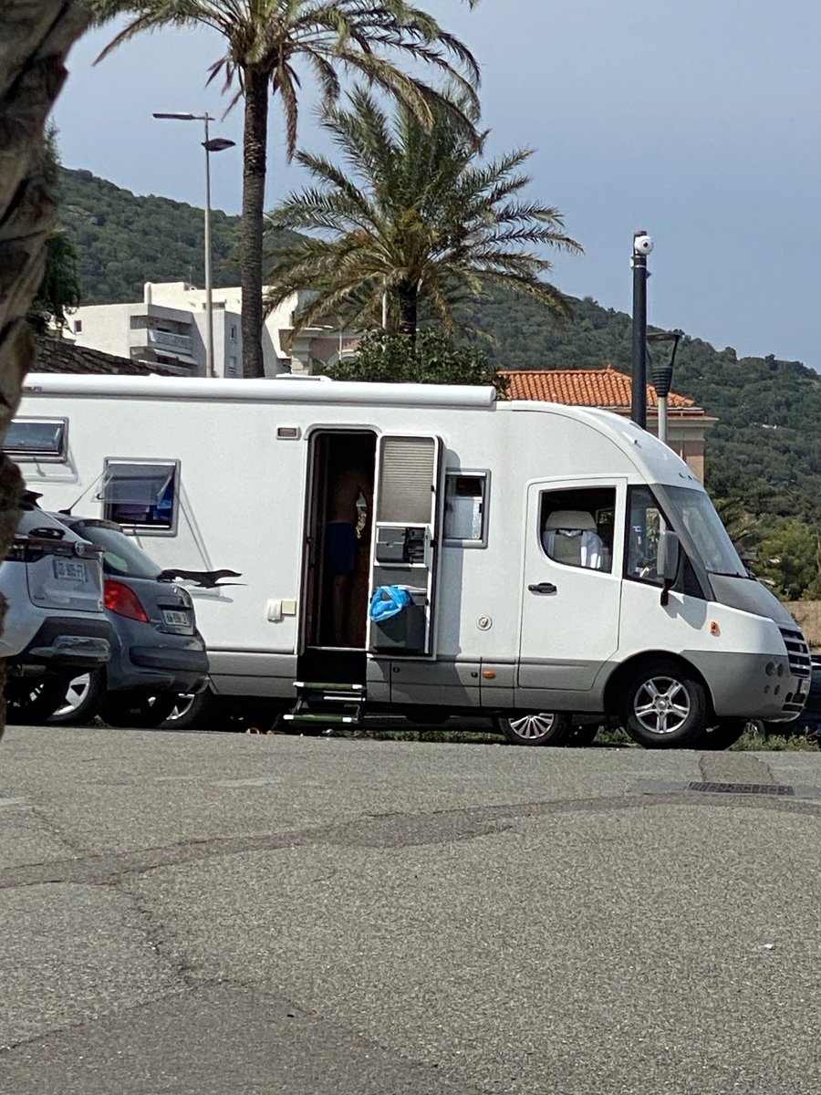 fariceorlandi's tweet photo. Il est temps que le port de Toga soit payant 😤😤😤ras le bol d’être la poubelle des campings car et autres qui profitent de la gratuité de cet espace. Nous payons doublement pour eux SCANDALEUX 😤😤😤 https://t.co/QrPR4e7OQJ