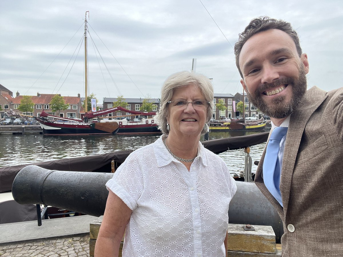 Een van de vele leuke onderdelen als nieuwe burgemeester is het kennis maken met de fracties uit de raad van <a href="/voorne_aan_zee1/">Gemeente Voorne aan Zee</a> Afgelopen week heb ik mijn kennismakingsronde afgetrapt met de Fractie Den Brok. @MargrietdenBrok nam me mee door de vesting van Hellevoetsluis!