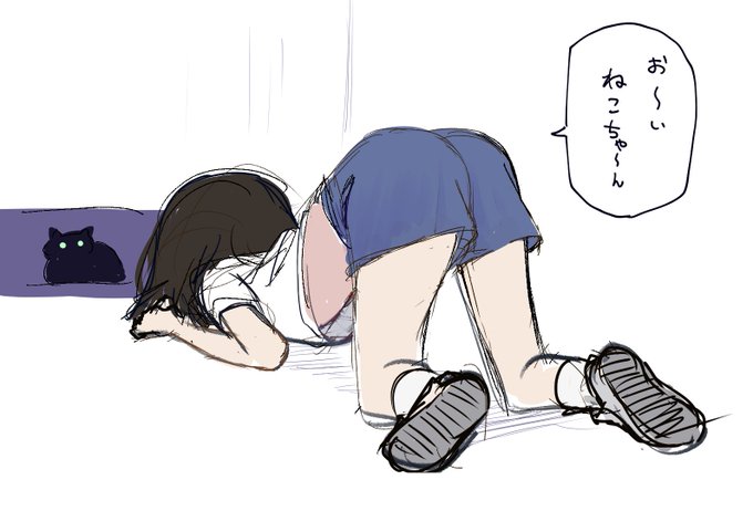 隙間にいるねこちゃんに話しかける女の子 