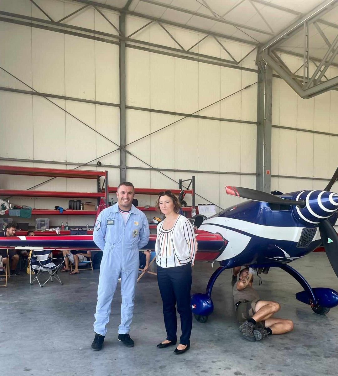 LucieStepanyan's tweet image. Rencontre &amp;amp; échanges passionnants avec l'équipe 🇫🇷 @EVAAofficiel qui participe au championnat du monde de #voltige aérienne en 🇵🇱. Un immense merci au capitaine F. Oddon, champion du monde en titre et à Fanny Viallard, seule femme de l'équipe ! A samedi pour la remise des prix.