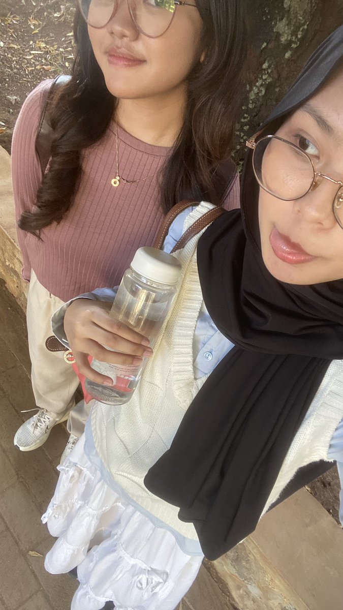 ilseashells's tweet image. — #digitaldiary #studytwt #vlogs 📂📓
first day of uni! cuman ada 1 kls trs makan dikantin &amp;amp; lgsg balik..