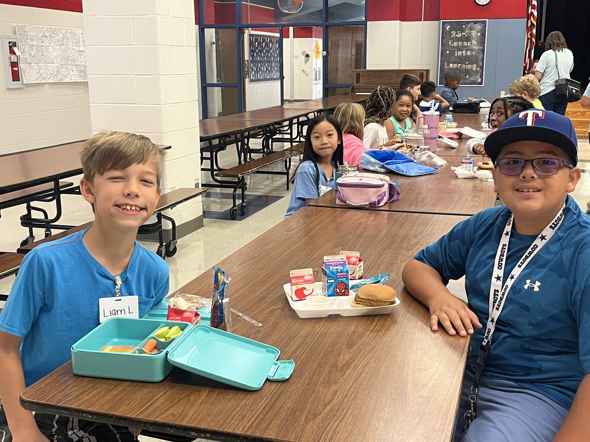 EthridgeES's tweet photo. We are celebrating the blue moon today by sporting our blue digs! #EthLaunch2Learn @LewisvilleISD #SuperBlueMoon https://t.co/PZl6T41EPb