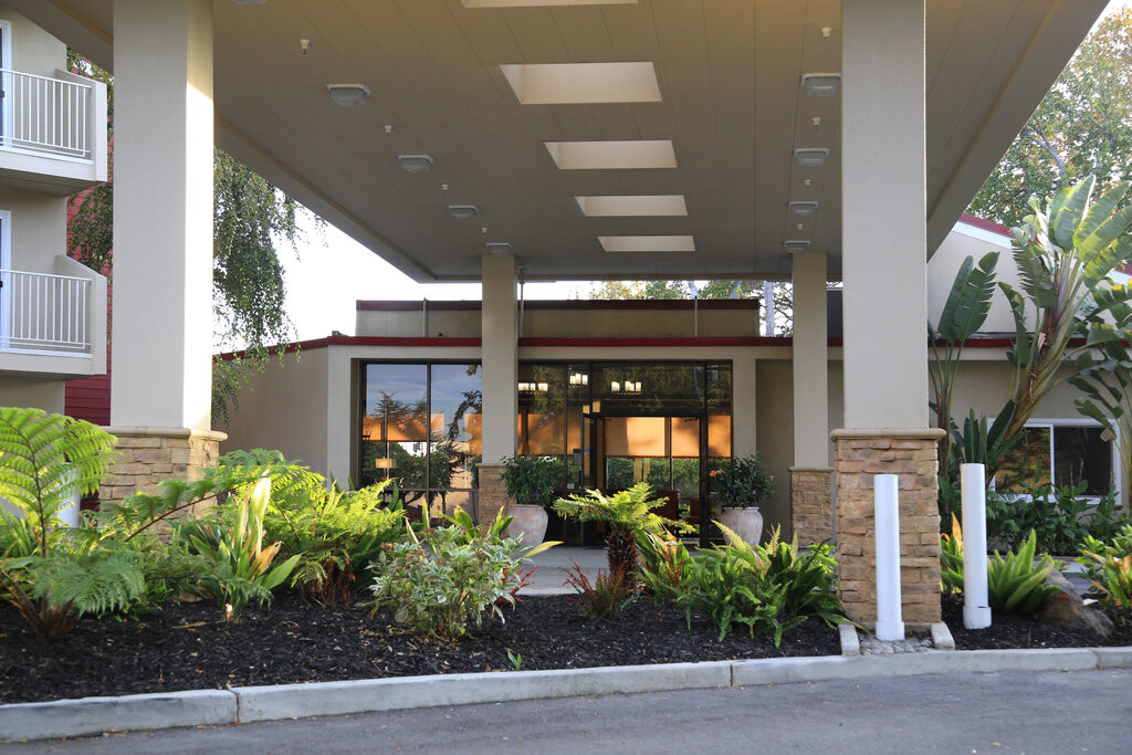 GardenCourtInn's tweet photo. Stay close to Silicon Valley and the Tesla Factory at Best Western Plus Garden Court Inn in Fremont! 🚗💼 We cater to busy travelers with high-speed Wi-Fi, workspaces in every room, and ultra-comfy beds to recharge for the next day. #BestWestern 🛏️💻🔋 https://t.co/pPoqPzwJVQ https://t.co/9VGPR8v1o0
