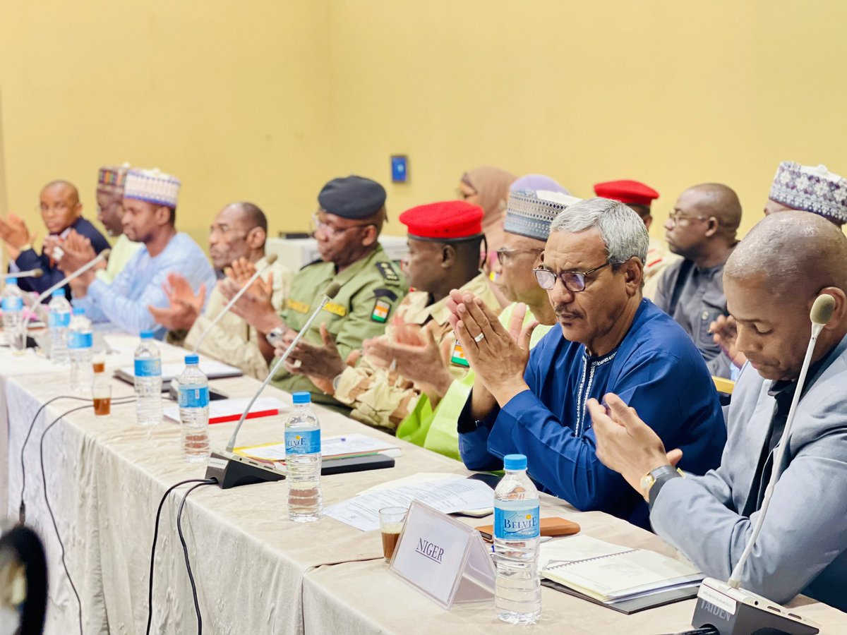 HACP_NIGER's tweet photo. Le Directeur du relèvement et de la stabilisation assiste à Mahatma Ghandi à une réunion avec la délégation malienne sur la prise en charge des Ex-Combattants. Il apporte son expertise pour accompagner cette démarche cruciale.

#HACP #Mali #ExCombattants #ConsolidationPaix https://t.co/y0Tr1qnm9l