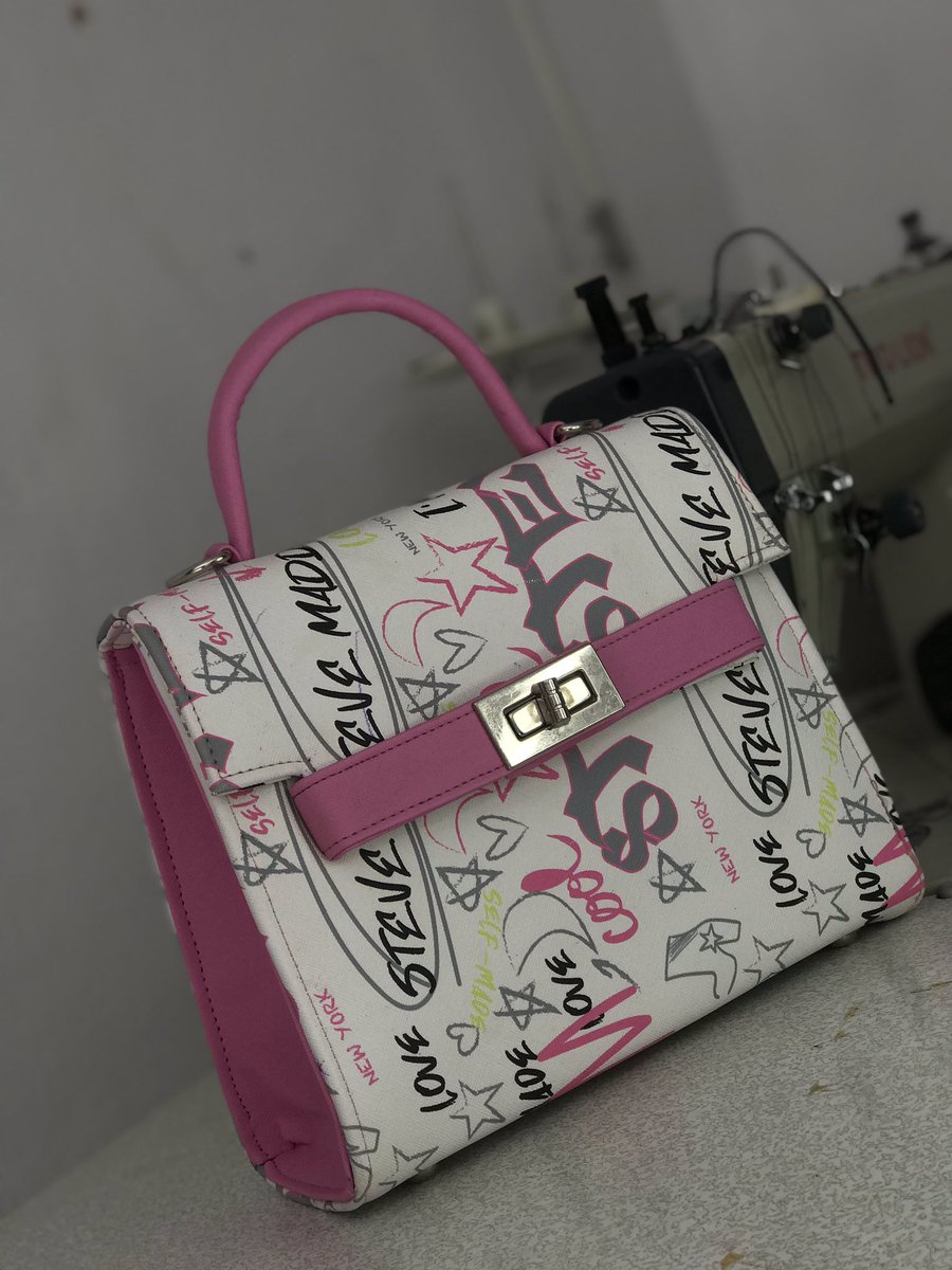 _Estherical_'s tweet photo. Hiiiii
My name is Esther, a bag designer in osun, osogbo 
I make quality handmade bags and I also train people on how to make bags.
     You can become one of our wholesalers, you can buy in unit and you can also train with us. https://t.co/jJ1roz8EJv