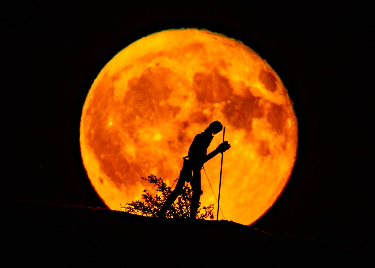 If you've got clear skies tonight in the Cambrian Mountains or beyond, see if you can catch a glimpse of the full moon rising at around 20:50.
This shot taken last year after waiting patiently in the company of  10 million midges after sunset!
#supermoon
