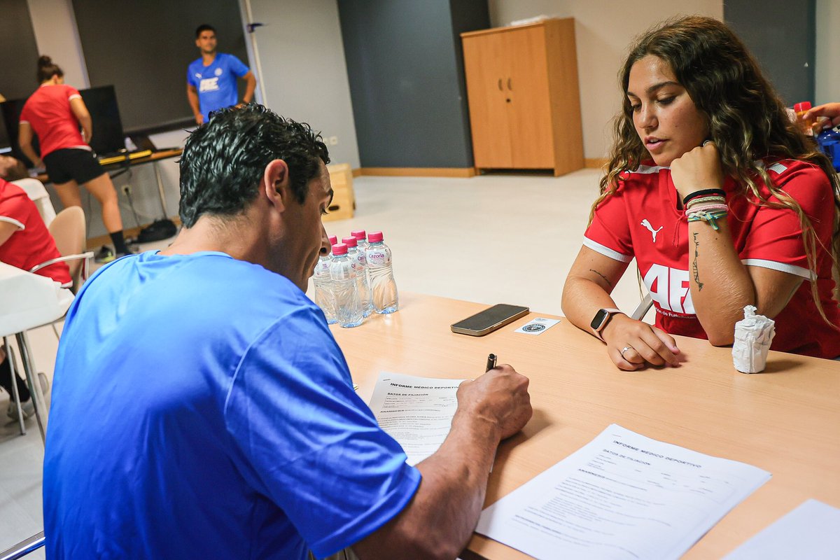 📣⚽️‼️ Lista de futbolistas convocadas para la primera edición de #SesionesAFE FutFem.

🔗 afefutbol.com/Lista-Convocad…

🩺🗣️ Las futbolistas se han sometido a un reconocimiento médico y han recibido una charla de bienvenida de <a href="/davidaganzo/">David Aganzo</a>, presidente de #AFEFútbol, y <a href="/19diegorivas/">Diego Rivas</a>,