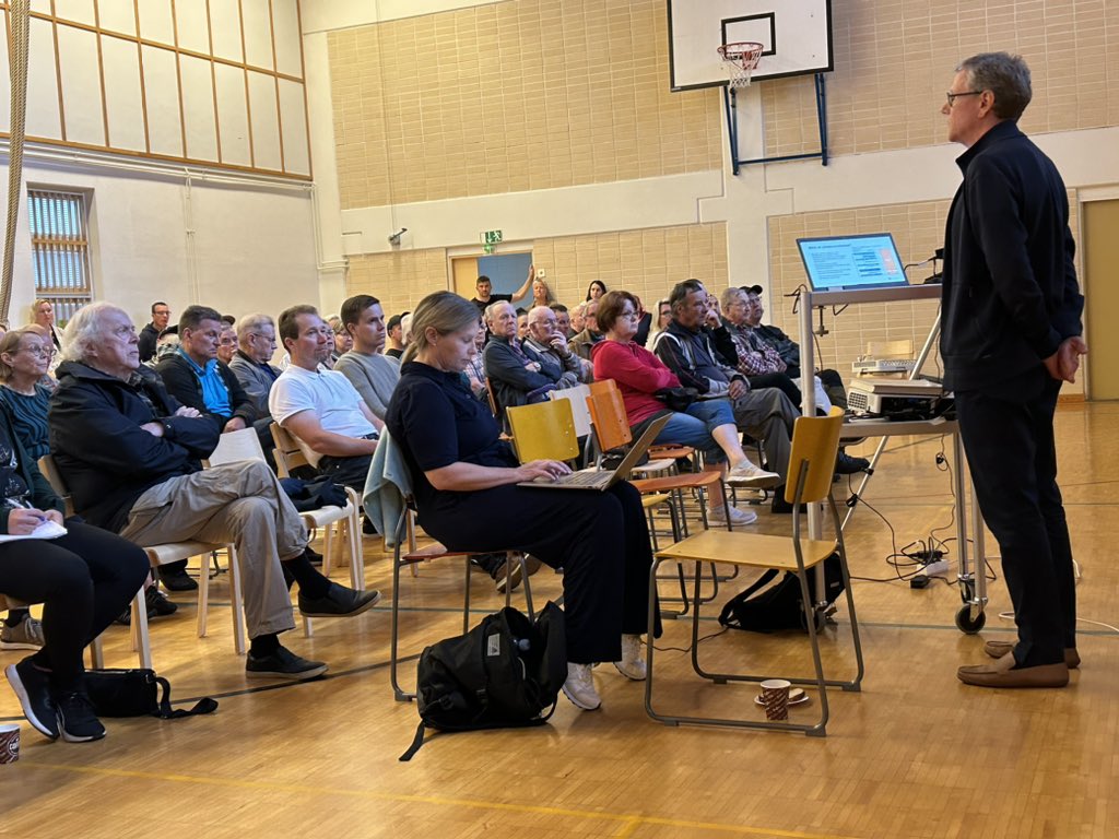 Keijo Heikkilä (@keijoheikkila) on Twitter photo Vt 4 Hirvas-Rovaniemi yleissuunnitteluhankkeen yleisötilaisuus menossa Hirvaan koululla. Hanke kiinnostaa, paikalla noin 70 asukasta. Juha Tapio esittelee hanketta. <a href="/vaylafi/">Väylävirasto</a> <a href="/Lapin_ELY/">Lapin ELY-keskus</a> <a href="/sitowise/">Antti</a> @Roikaupunki Vt 4 Hirvas-Rovaniemi yleissuunnitteluhankkeen yleisötilaisuus menossa Hirvaan koululla. Hanke kiinnostaa, paikalla noin 70 asukasta. Juha Tapio esittelee hanketta. <a href="/vaylafi/">Väylävirasto</a> <a href="/Lapin_ELY/">Lapin ELY-keskus</a> <a href="/sitowise/">Antti</a> @Roikaupunki