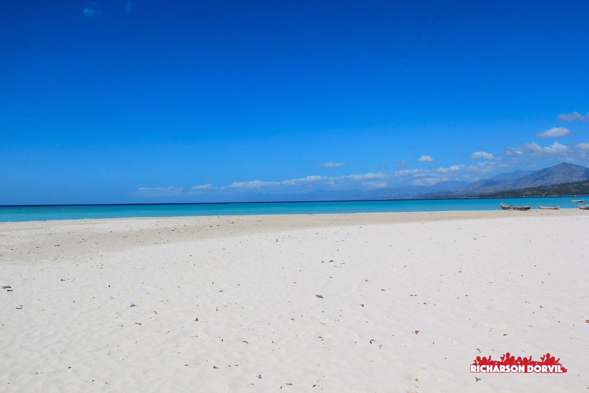 Yon ti kout pye nan Plaj Dauphiné

Nou te ka rele l paradi, men kòm nou poko monte nan syèl, se sou la tè pye n rete, nou kenbe non tout moun ba li yo : Pointe sable, Plaj piblik, men ta sanble ke pou bèlte li ak bann pye kokoye ki sou li epi bèl sab blanch ki sou li, yo rele li