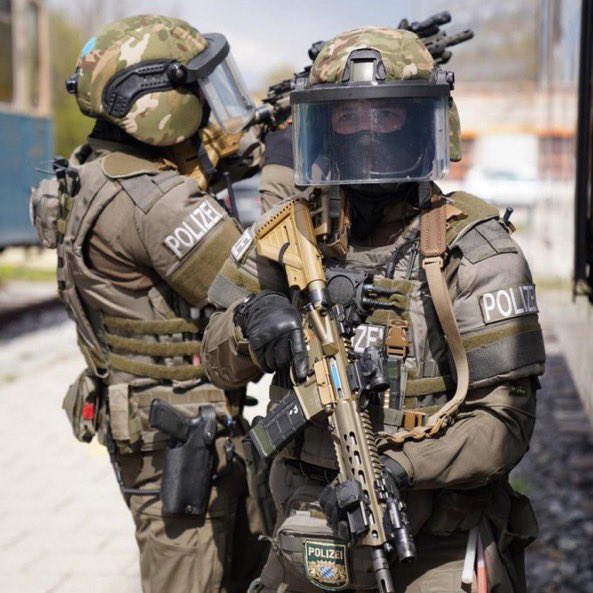 deutsche                           deutsche 
Polizei, wenn                    Polizei, wenn
Nazis einen                       jede Demo 
CSD                                     links der 
bedrohen                           Union