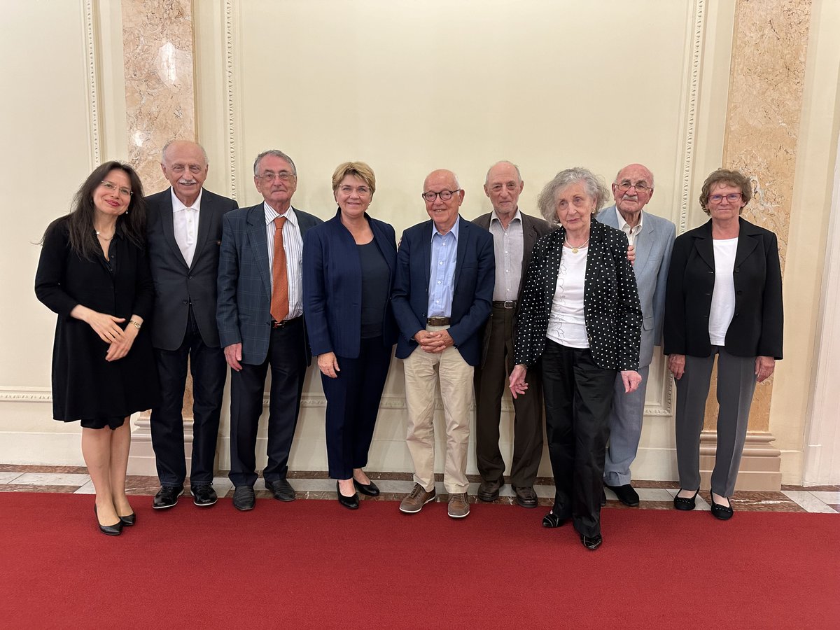 Violapamherd's tweet photo. «Nicht vergessen, damit sich die Geschichte nicht wiederholt.» Das heutige Treffen mit Überlebenden des Holocaust hat mich tief beeindruckt. Sie bedankten sich bei der Schweiz mit einer Gedenktafel für ihre Aufnahme. https://t.co/24T2c2pTDL