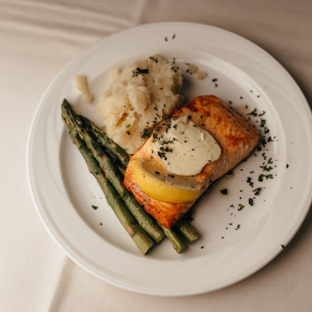 StonehurstManor's tweet image. Why we bake our salmon at Stonehurst Manor:

1. Even cooking for perfect flakiness
2. Locks in moisture &amp;amp; flavor
3. Healthier with no extra fats
4. Easy, clean, &amp;amp; mess-free

Baking brings out the best in this delicious fish! #ChefTips #BakedSalmon #HealthyEating