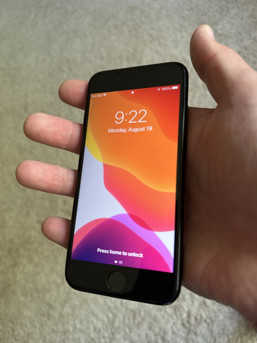 BryanRahn's tweet image. The iPhone 7 in Jet Black still feels so good. The size, weight balance, natural grippy texture, made it so nice to hold and use.