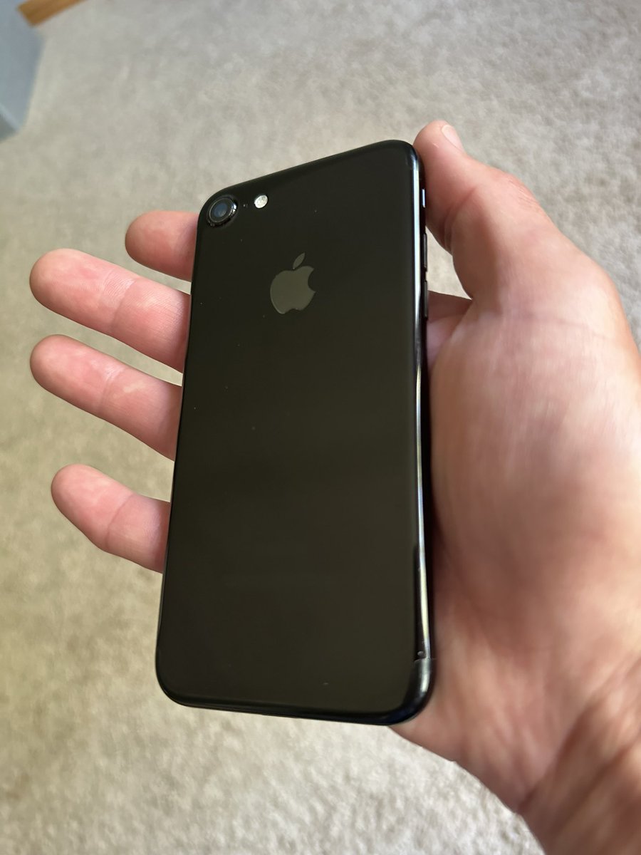 BryanRahn's tweet image. The iPhone 7 in Jet Black still feels so good. The size, weight balance, natural grippy texture, made it so nice to hold and use.
