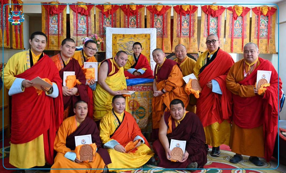 Бид Далай мэт сэрж хүчирхэг болье оо гээд байхад шалбааг мэт явья аа гээд байгаатай агаар нэгэн адил!Хүүхдэд болон гэр бүлд нь ямар ч буруутгах үндэслэл байхгүй!Хамгийн анх Гэгээнтэн тодорсон түүх түүний дараахь хутагт хувилгаадууд тодорсон түүх бидний л эмгэнэлт нэгэн