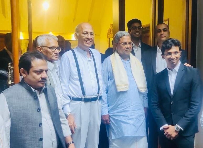 CM Siddaramaiah ವಿರುದ ಪ್ರಸೀಕ್ಯೂಶನ್ ಗೆ ಅನುಮತಿ ನೀಡಿದ ರಾಜ್ಯಪಾಲರ ನಡೆಯ ವಿರುದ್ಧ ನ್ಯಾಯಾಲಯದಲ್ಲಿ ಕಾನೂನು ಹೋರಾಟ ನಡೆಸಿದ ವಕೀಲರ ತಂಡ.
ಹಿರಿಯ ವಕೀಲರಾದ ಅಭಿಷೇಕ್ ಮನು ಸಿಂಗ್ವಿ, ಮಾನ್ಯ MLA &amp; Legal Advisor to CM ಶ್ರೀ ಎಎಸ್ ಪೊನ್ನಣ್ಣ, ಶ್ರೀ ರವಿವರ್ಮ ಕುಮಾರ್, ಶ್ರೀ ಶತಭಿಷ &amp; ಶ್ರೀ ಸಮೃದ್ಧ <a href="/as_ponnanna/">A. S. Ponnanna</a> <a href="/siddaramaiah/">Siddaramaiah</a>