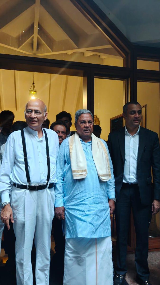 CM Siddaramaiah ವಿರುದ ಪ್ರಸೀಕ್ಯೂಶನ್ ಗೆ ಅನುಮತಿ ನೀಡಿದ ರಾಜ್ಯಪಾಲರ ನಡೆಯ ವಿರುದ್ಧ ನ್ಯಾಯಾಲಯದಲ್ಲಿ ಕಾನೂನು ಹೋರಾಟ ನಡೆಸಿದ ವಕೀಲರ ತಂಡ.
ಹಿರಿಯ ವಕೀಲರಾದ ಅಭಿಷೇಕ್ ಮನು ಸಿಂಗ್ವಿ, ಮಾನ್ಯ MLA &amp; Legal Advisor to CM ಶ್ರೀ ಎಎಸ್ ಪೊನ್ನಣ್ಣ, ಶ್ರೀ ರವಿವರ್ಮ ಕುಮಾರ್, ಶ್ರೀ ಶತಭಿಷ &amp; ಶ್ರೀ ಸಮೃದ್ಧ <a href="/as_ponnanna/">A. S. Ponnanna</a> <a href="/siddaramaiah/">Siddaramaiah</a>