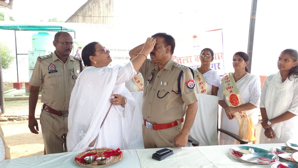 OjasAtman's tweet photo. @KanpurAshramUp Beautiful rakhi celebration with our #BrothersInUniform https://t.co/6bHJVIOKSd